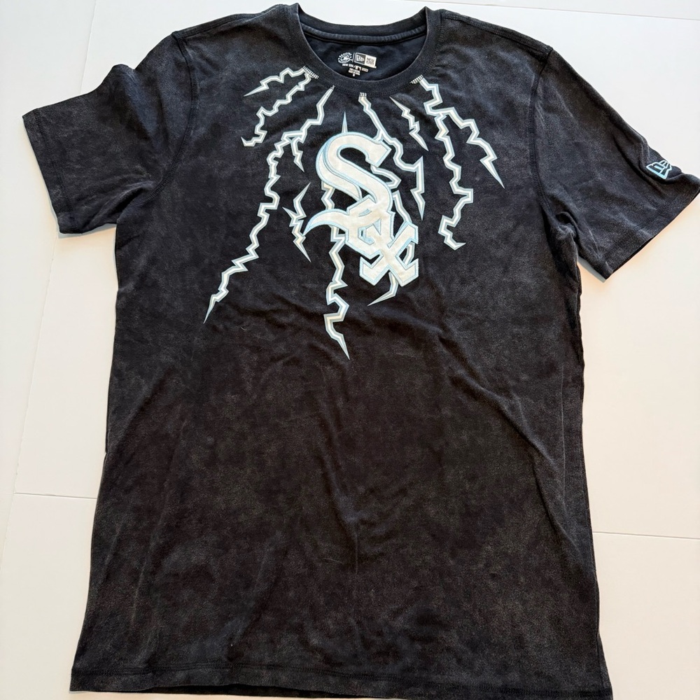 New Men’s Black New Era Chicago White Sox FIRE “Lightening Bolt” T-Shirt, Size M